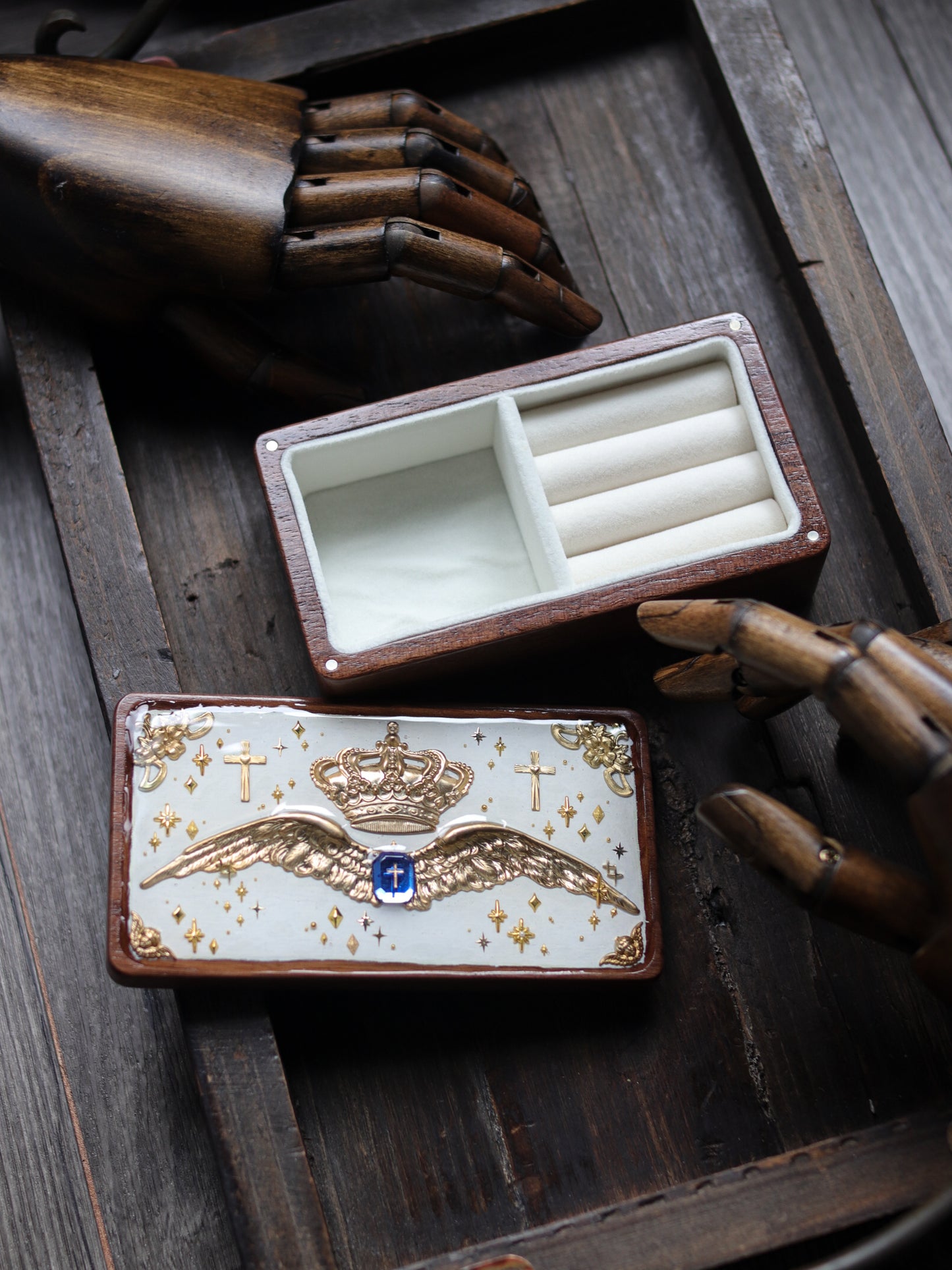 Vintage style walnut jewelry box - White king