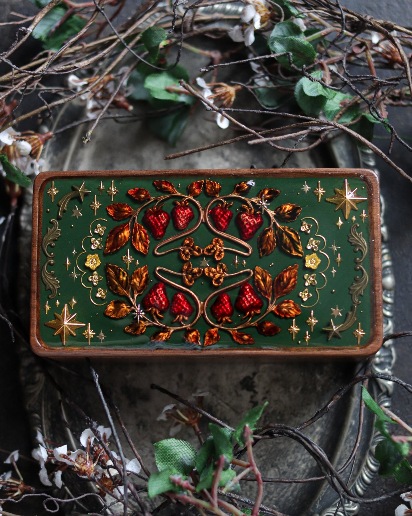 Walnut jewelry box - Strawberry Rhapsody 胡桃木首飾盒 - 草莓狂想曲