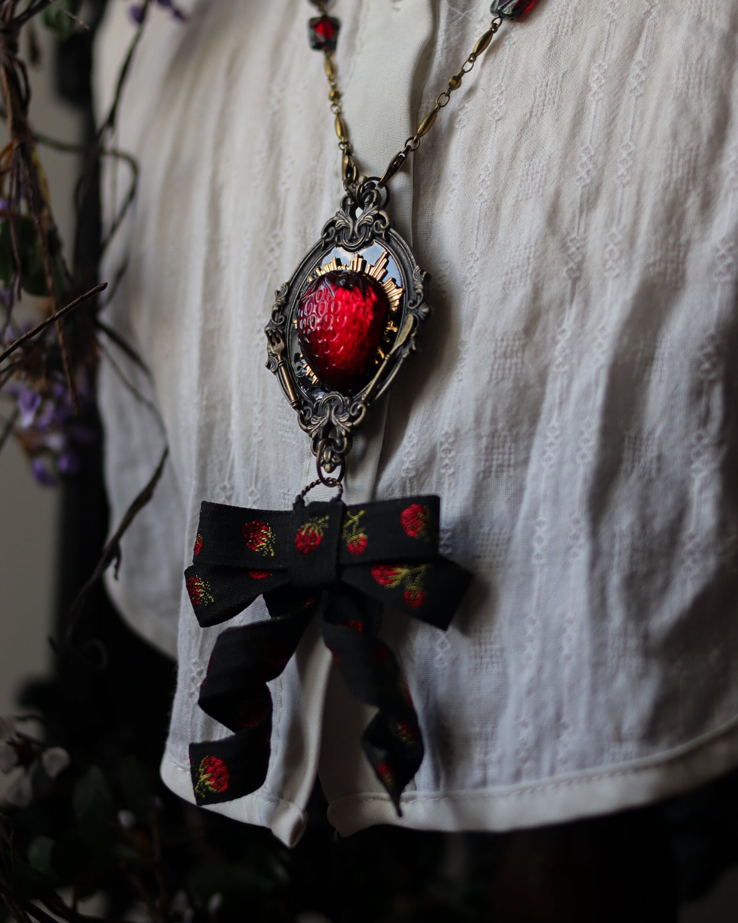 Vintage style necklace - Strawberry palpitations