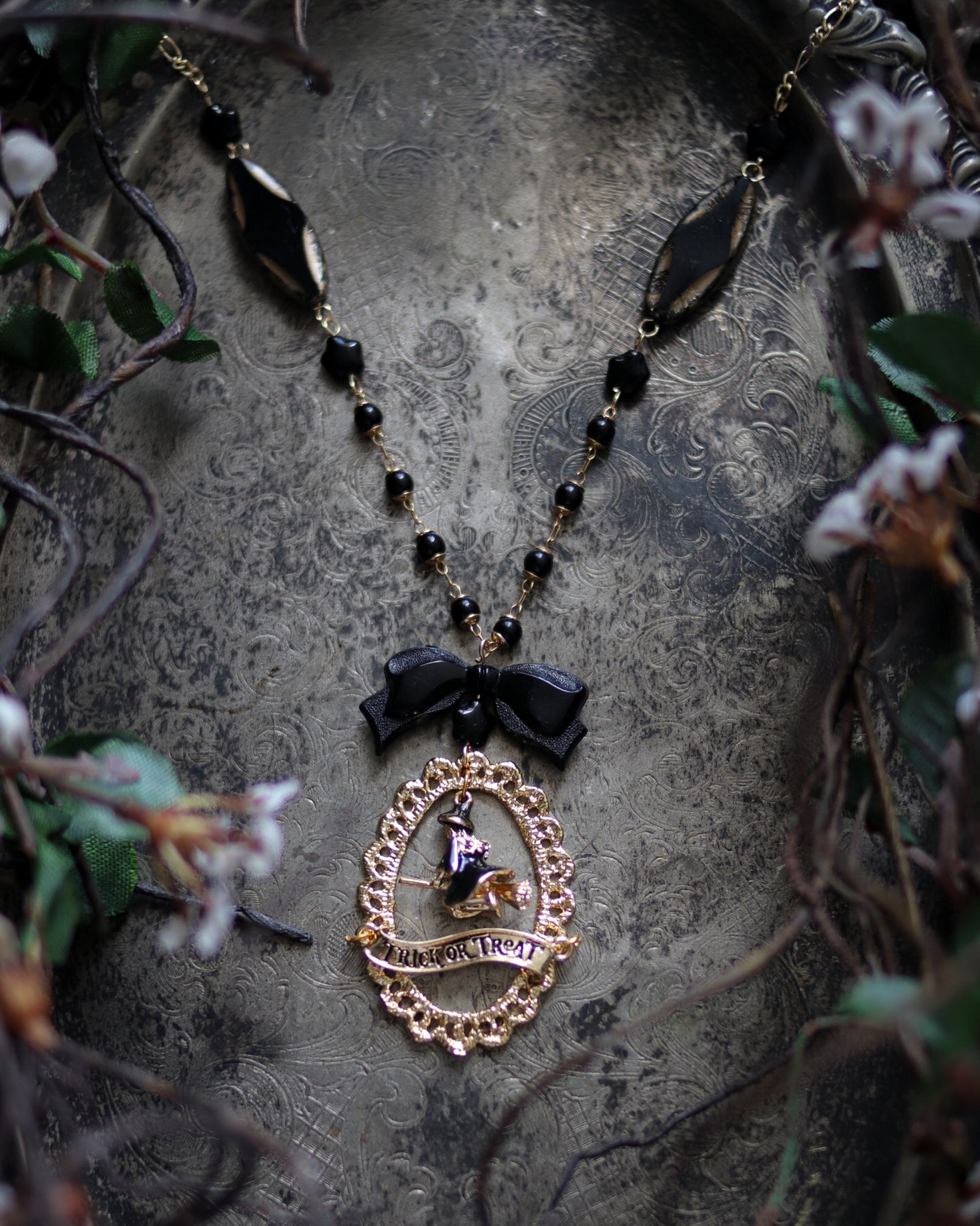 Vintage style necklace - Witch's Mischief