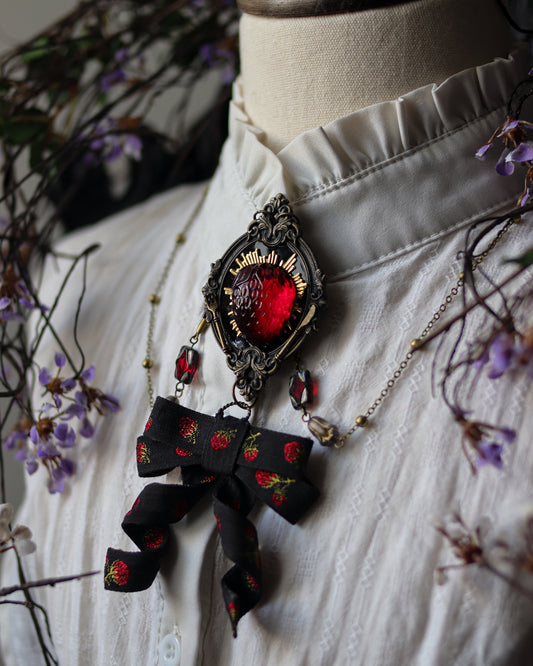 Vintage style necklace - Strawberry palpitations