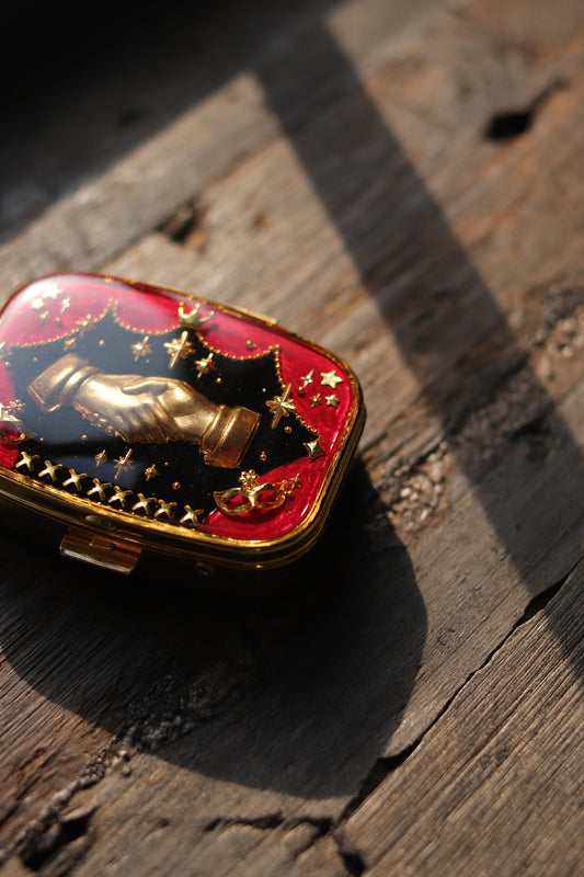 Vintage style mini jewelry pill box - Acting