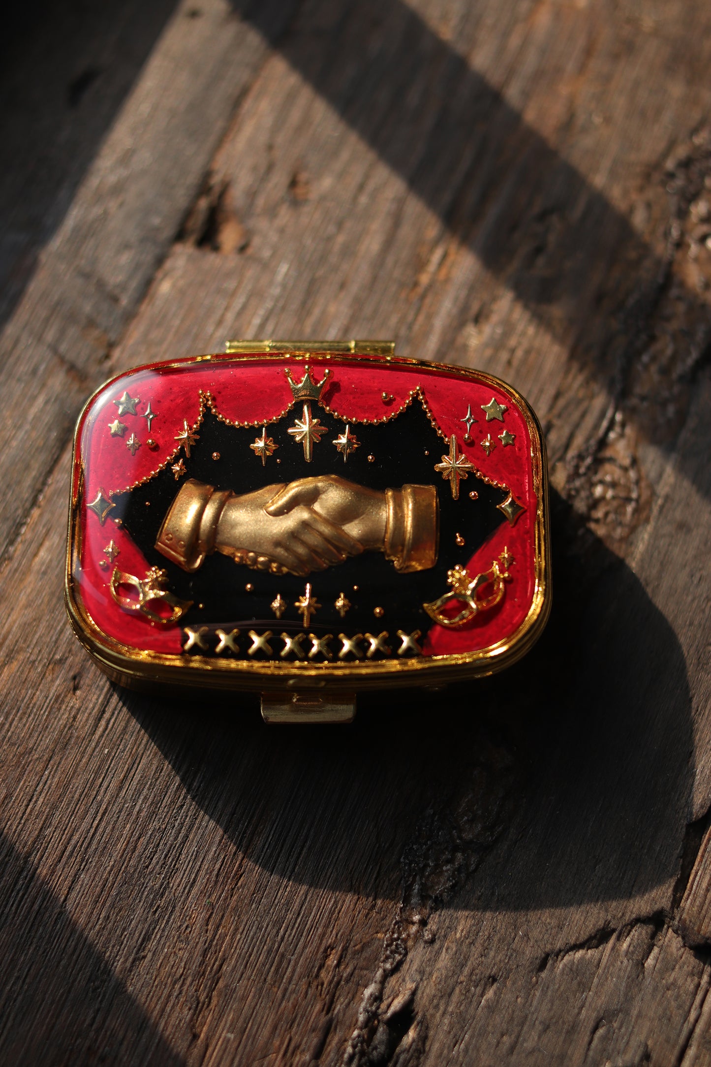 Vintage style mini jewelry pill box - Acting