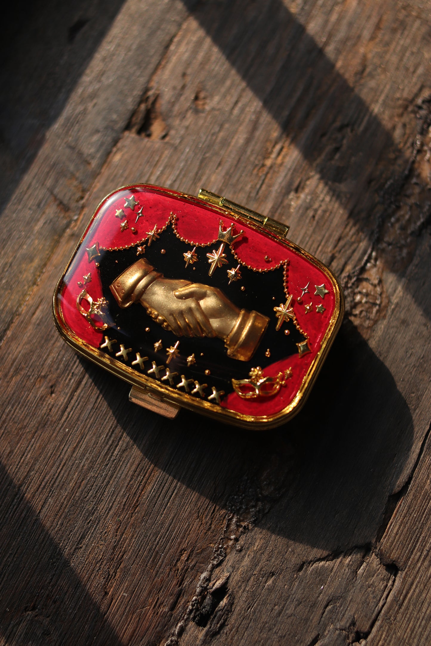 Vintage style mini jewelry pill box - Acting