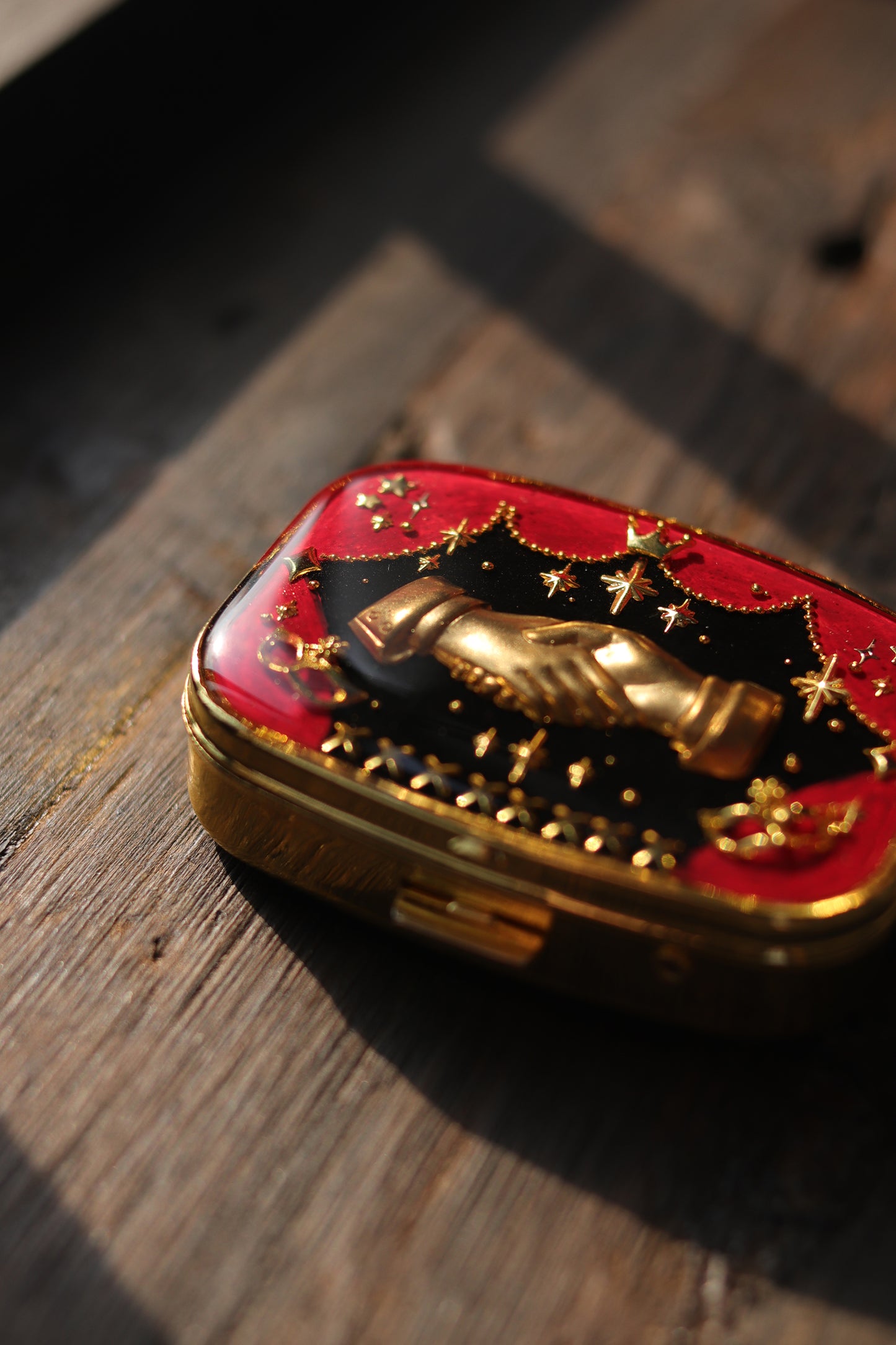 Vintage style mini jewelry pill box - Acting