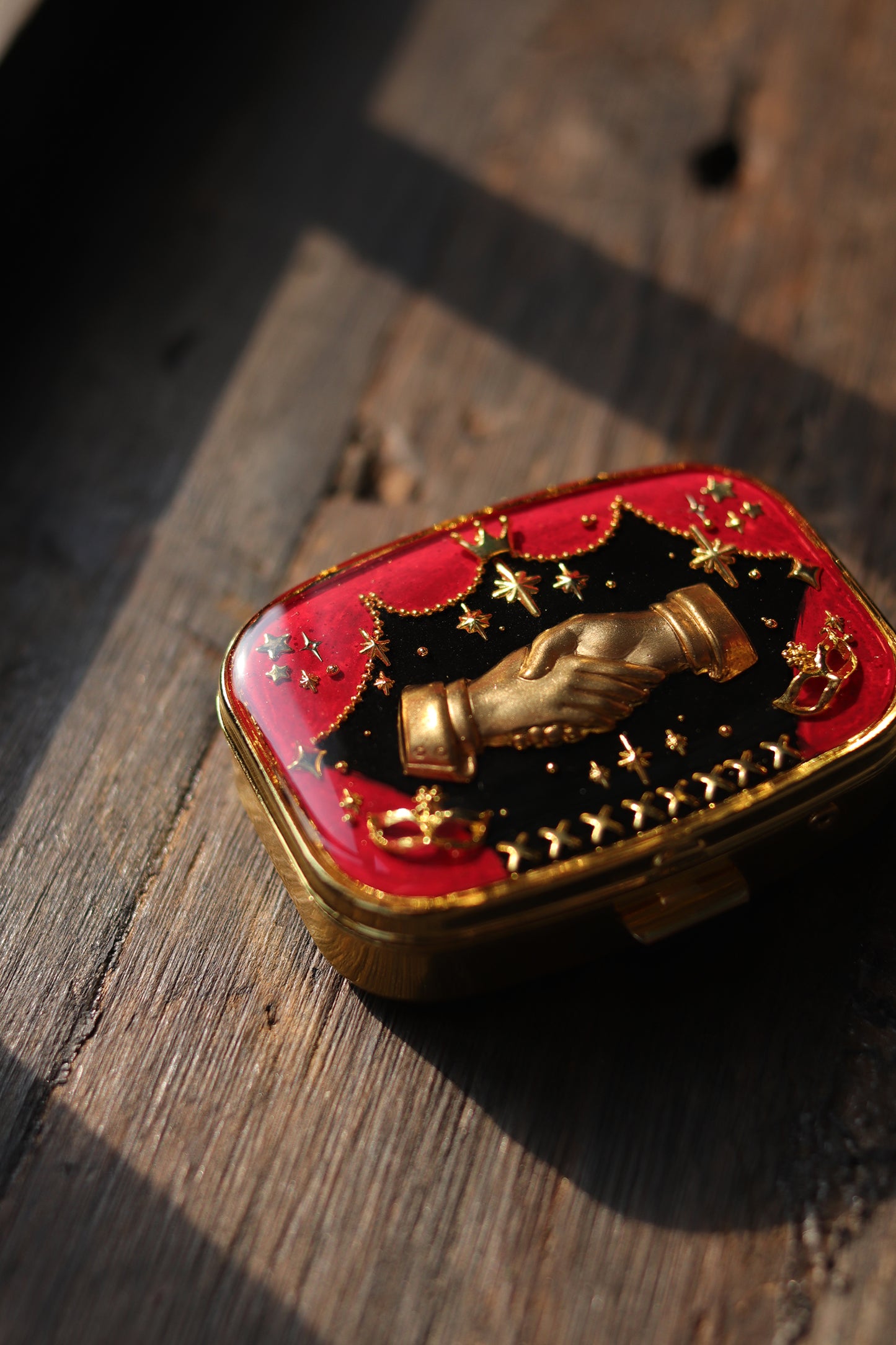 Vintage style mini jewelry pill box - Acting