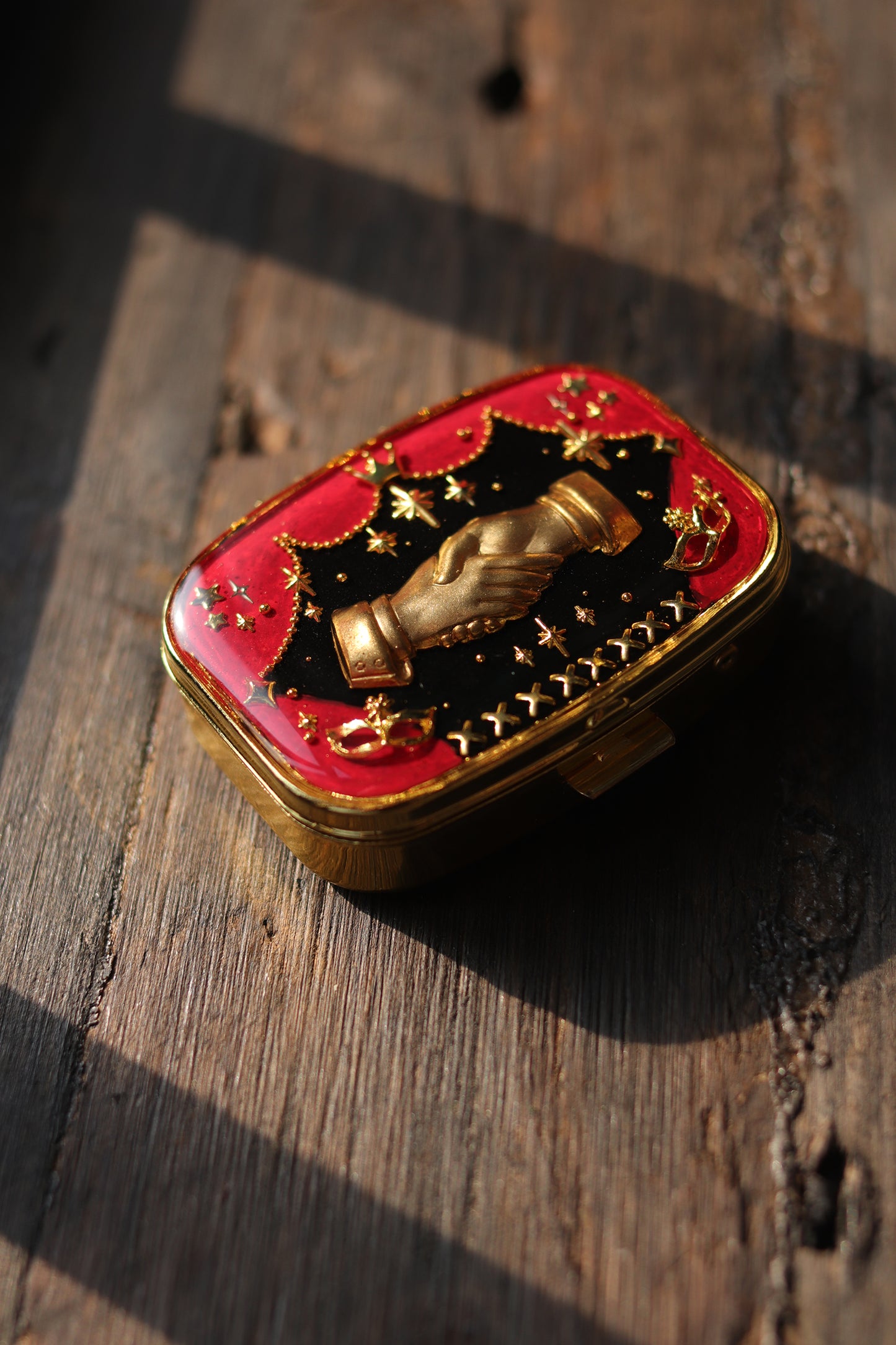 Vintage style mini jewelry pill box - Acting