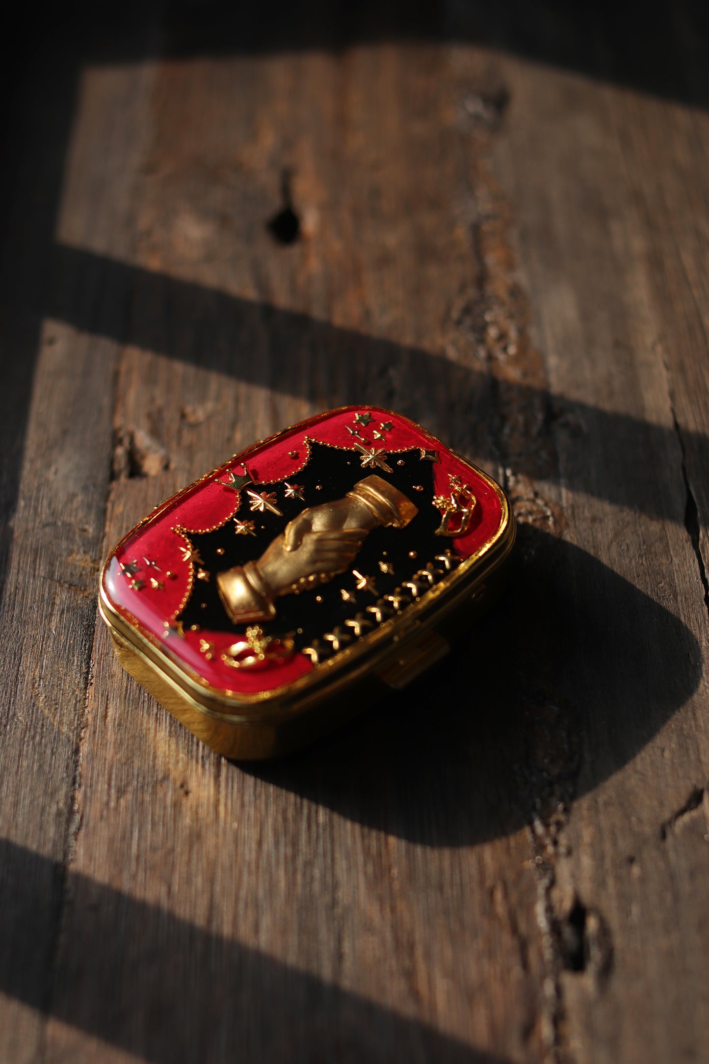 Vintage style mini jewelry pill box - Acting