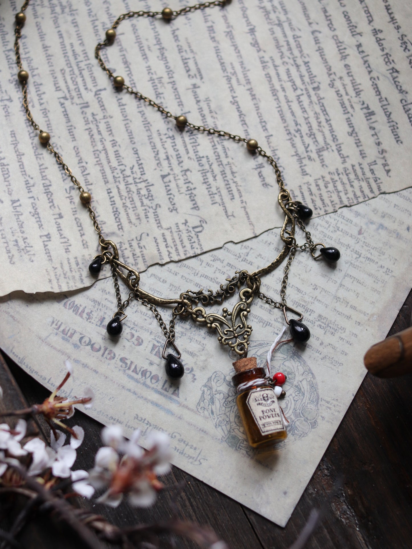 Vintage style necklace - Throat poison