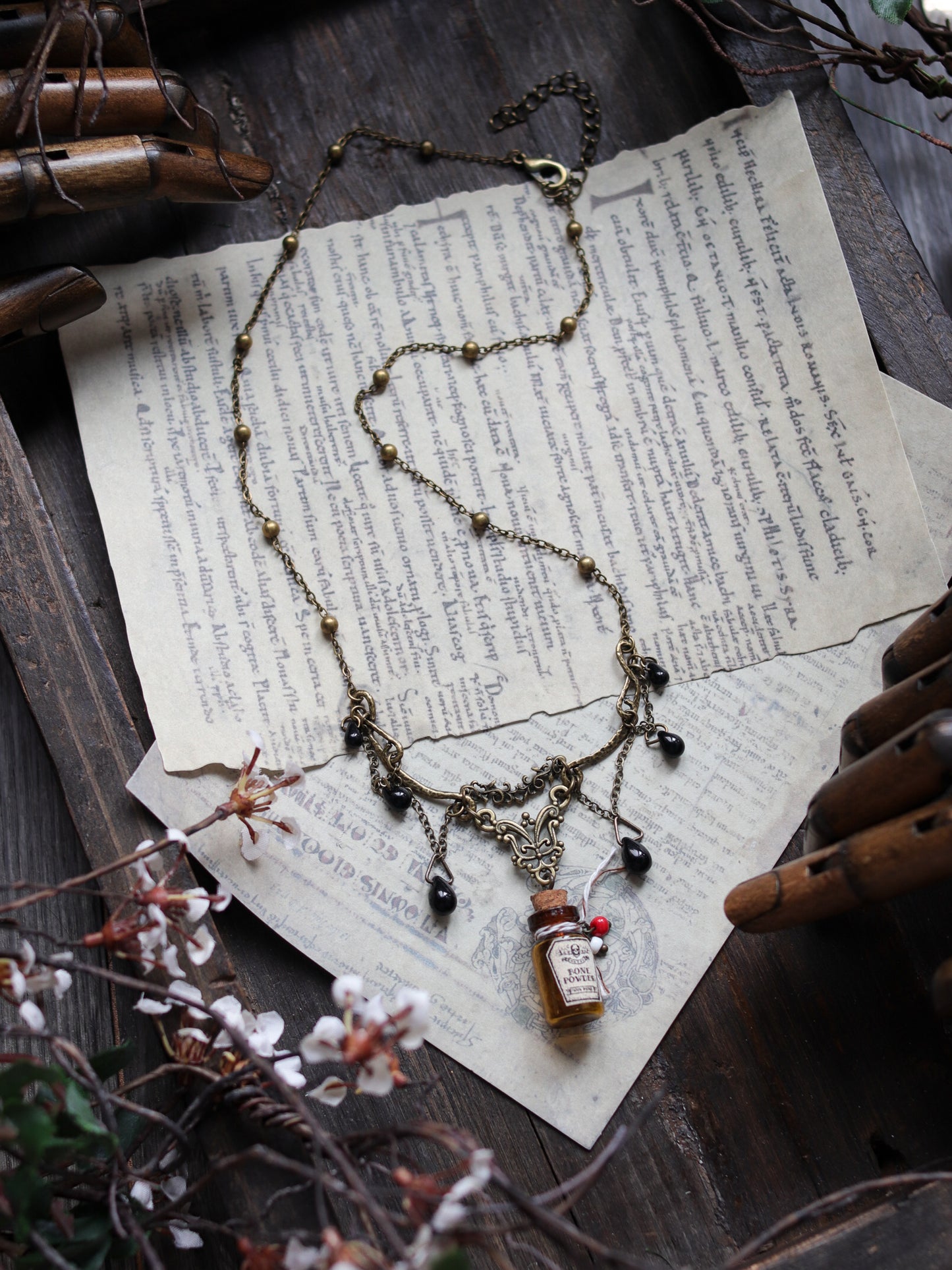 Vintage style necklace - Throat poison