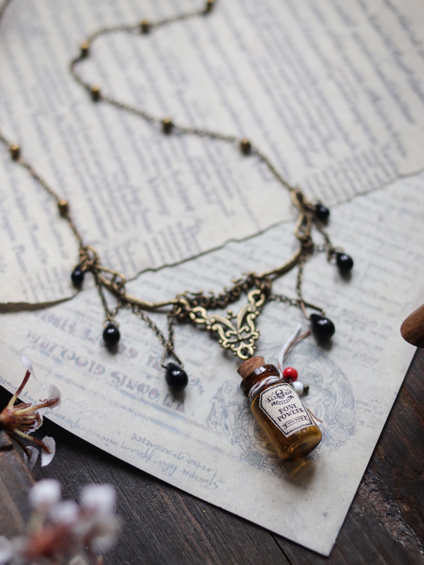 Vintage style necklace - Throat poison