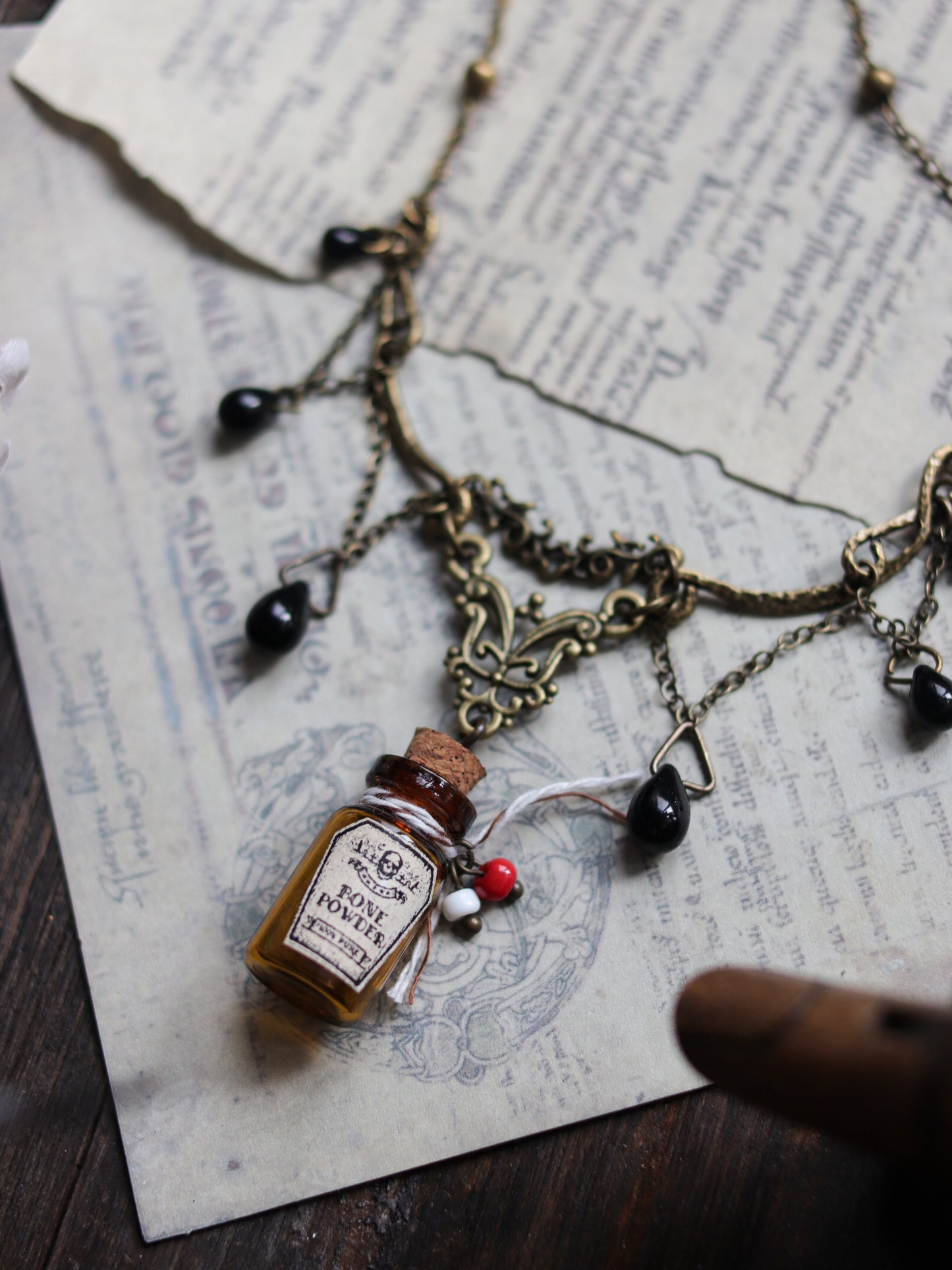 Vintage style necklace - Throat poison