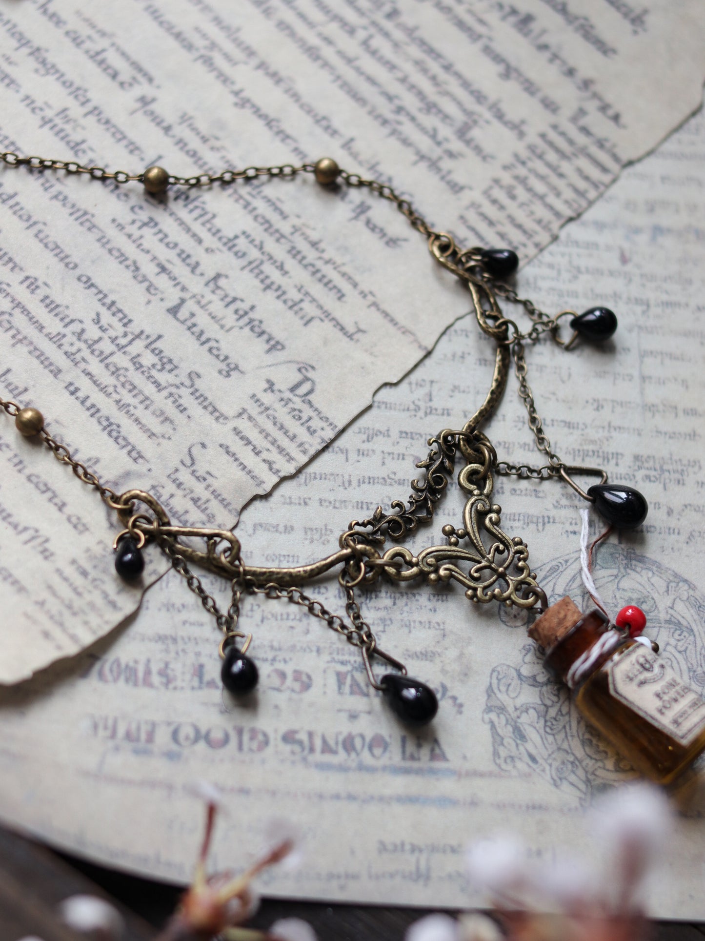 Vintage style necklace - Throat poison