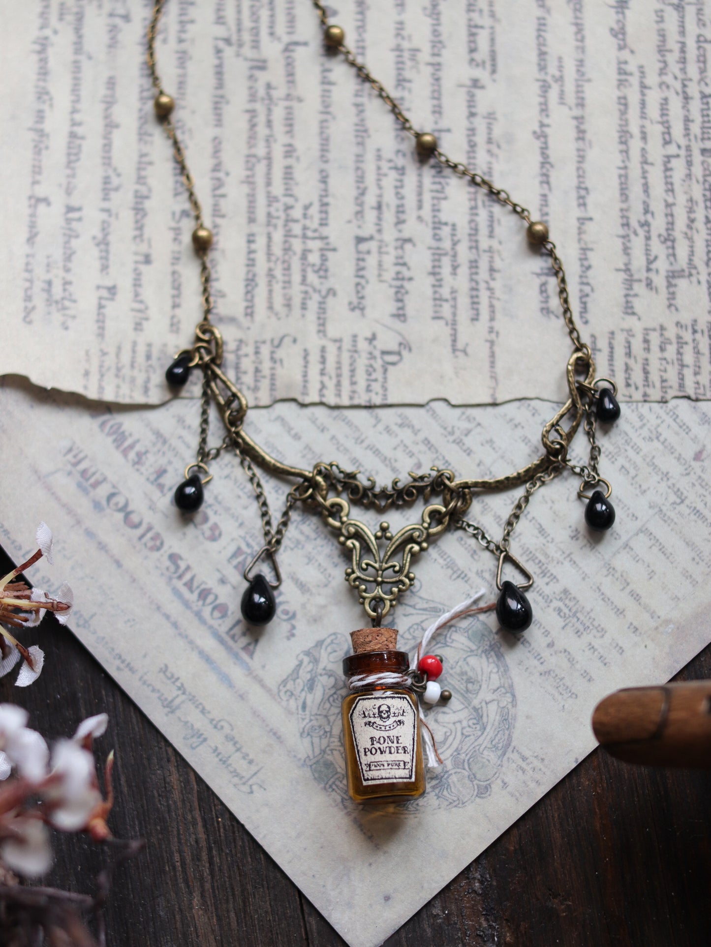 Vintage style necklace - Throat poison