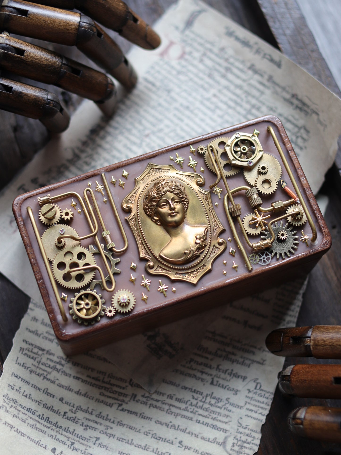 Vintage style walnut jewelry box - Machinery and Lady