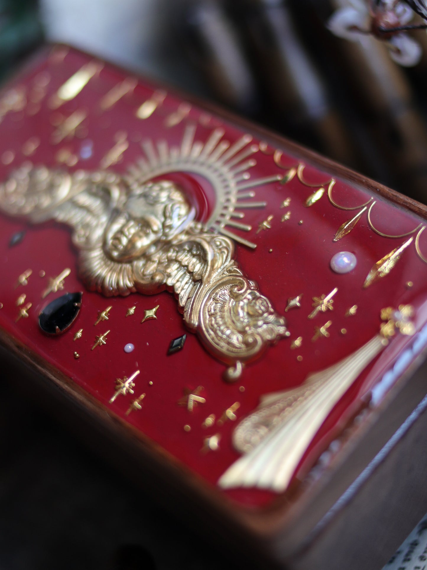 Vintage style walnut jewelry box - Red angel