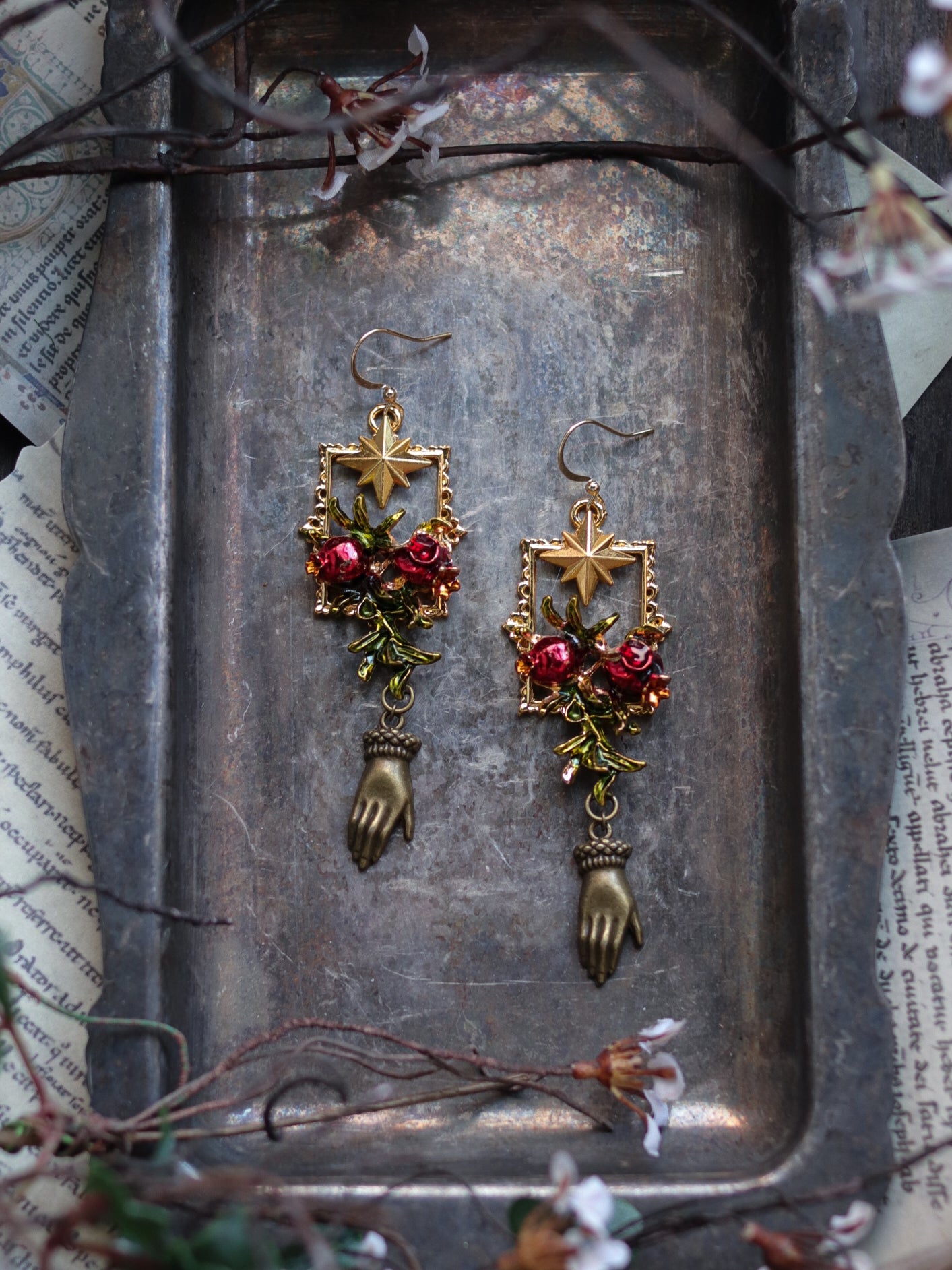 Vintage style earrings - Forbidden hand