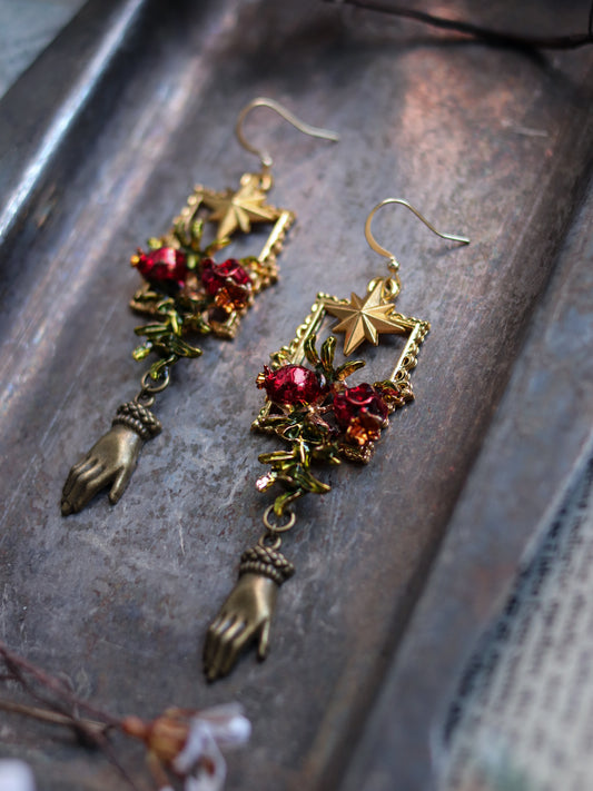 Vintage style earrings - Forbidden hand