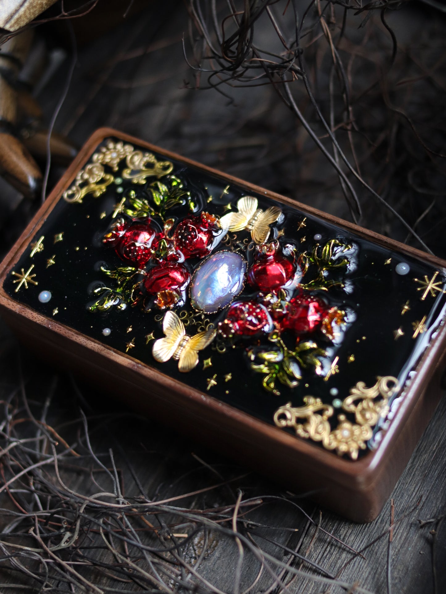 Vintage style walnut jewelry box - Res fruit