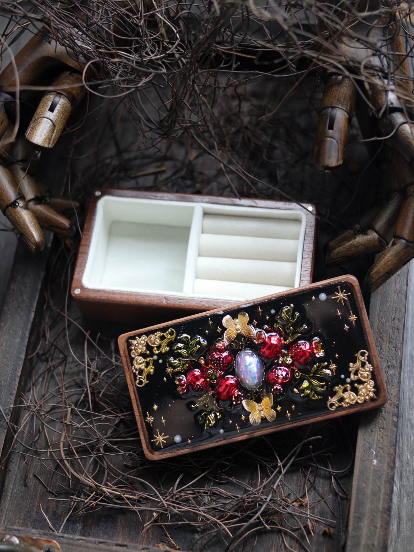 Vintage style walnut jewelry box - Res fruit