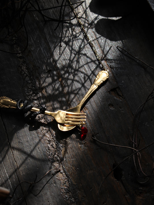 Vintage style necklace - Black snake in paradise：Eat