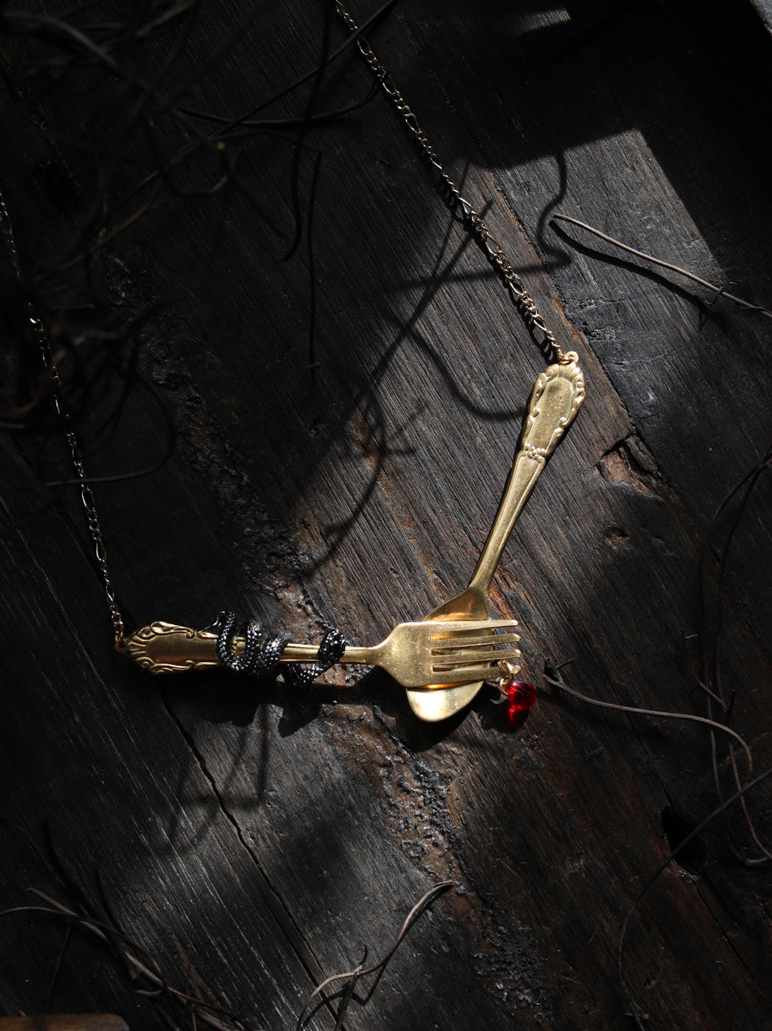 Vintage style necklace - Black snake in paradise：Eat