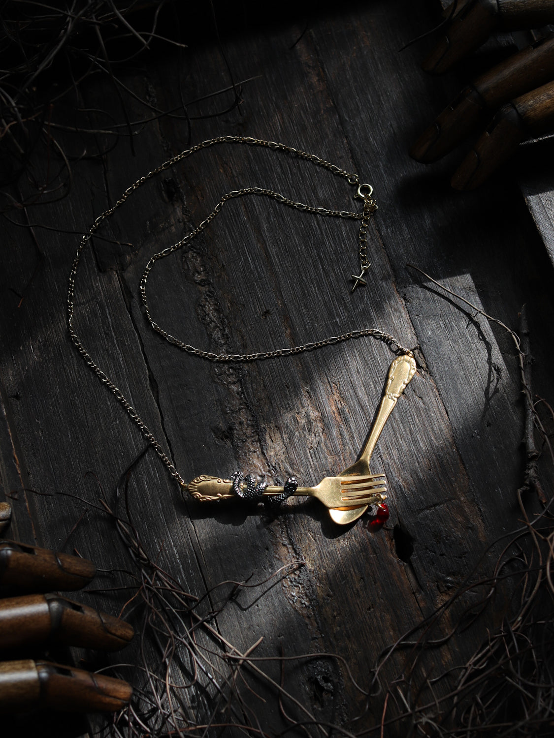 Vintage style necklace - Black snake in paradise：Eat