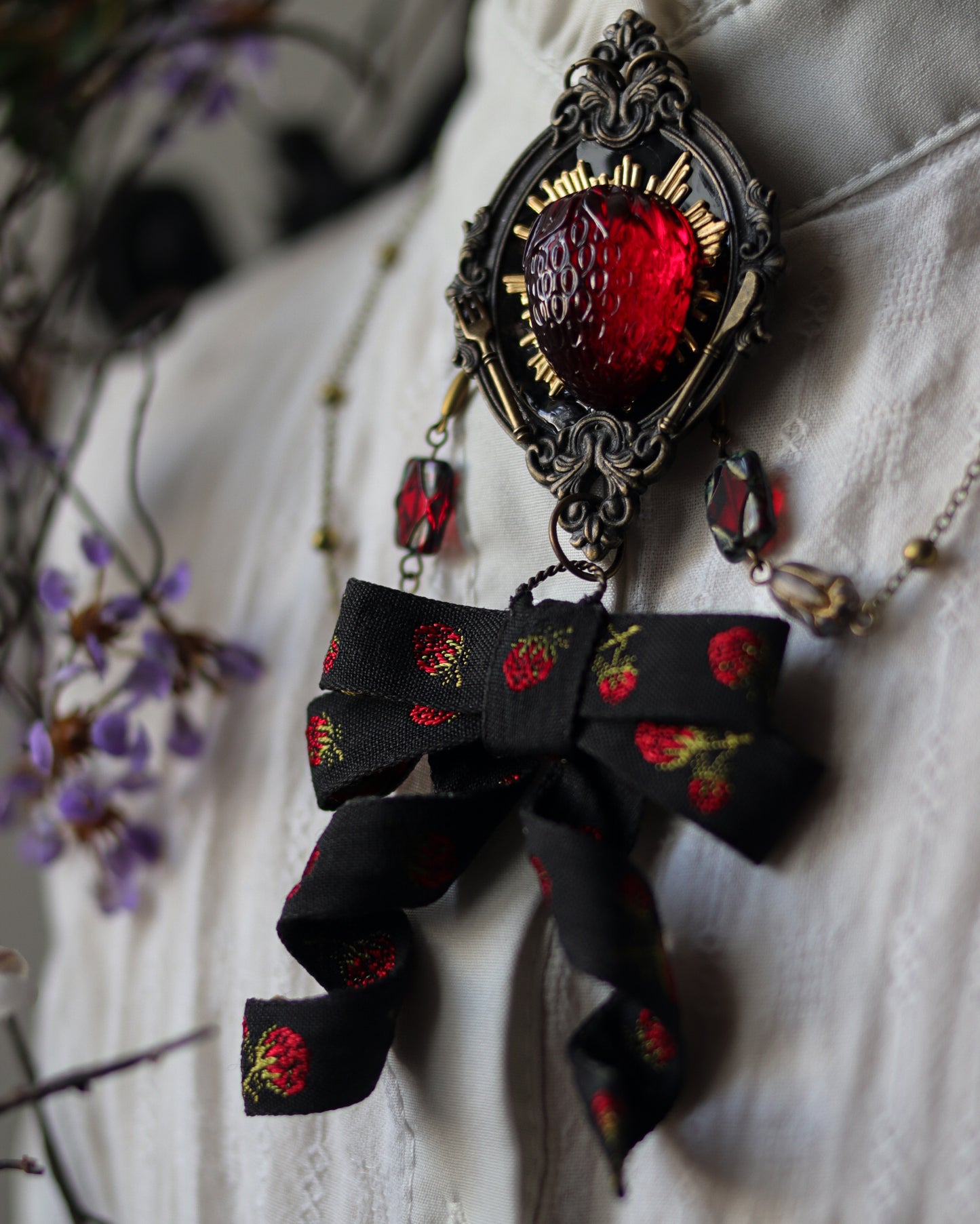Vintage style necklace - Strawberry palpitations