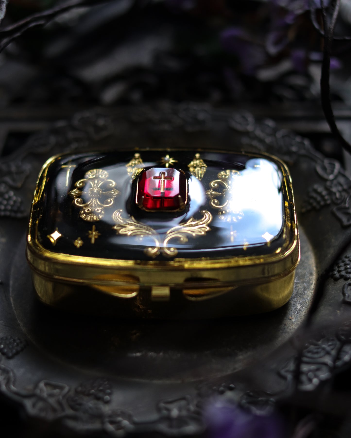 Vintage style mini jewelry pill box - Red Redemption