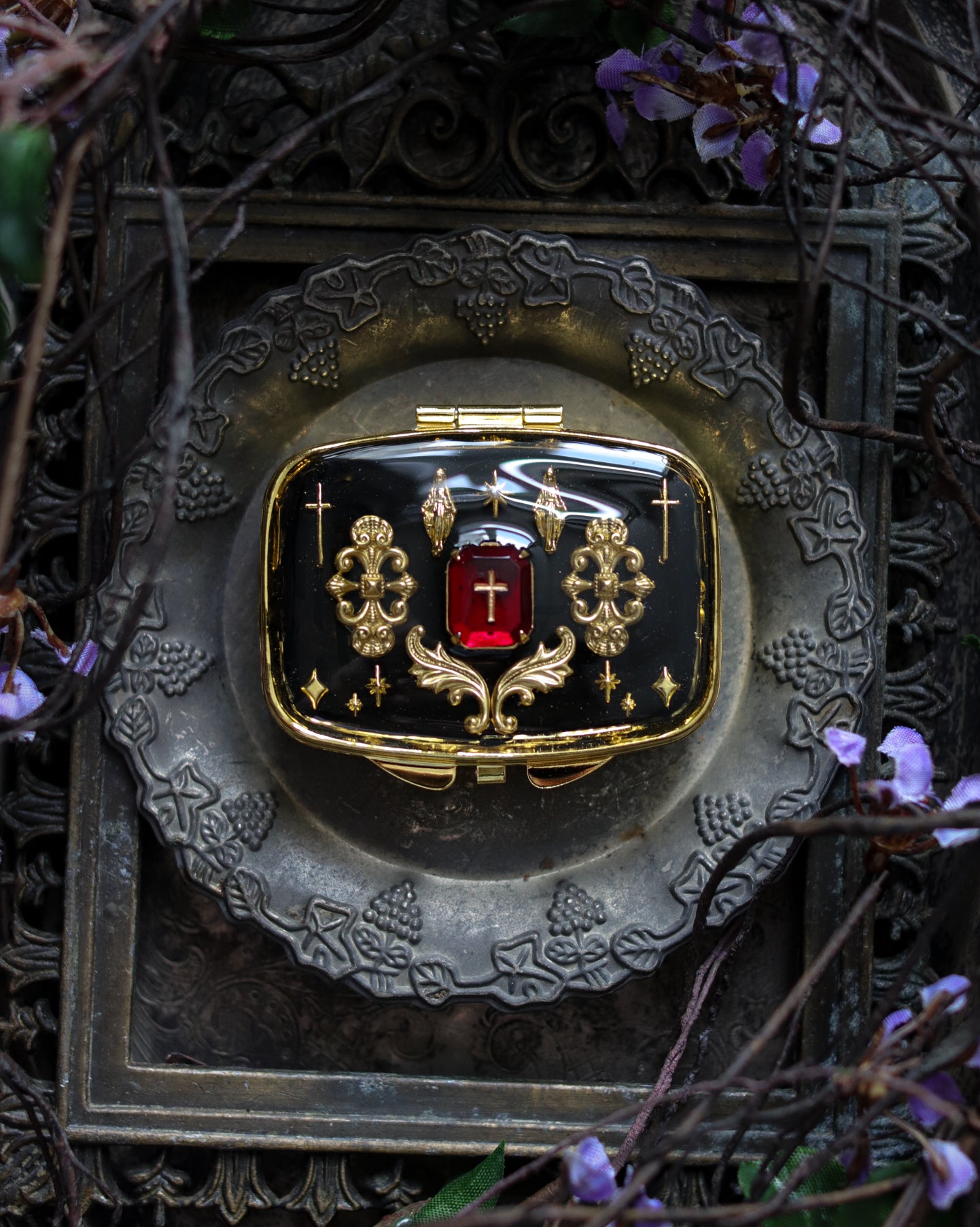 Vintage style mini jewelry pill box - Red Redemption