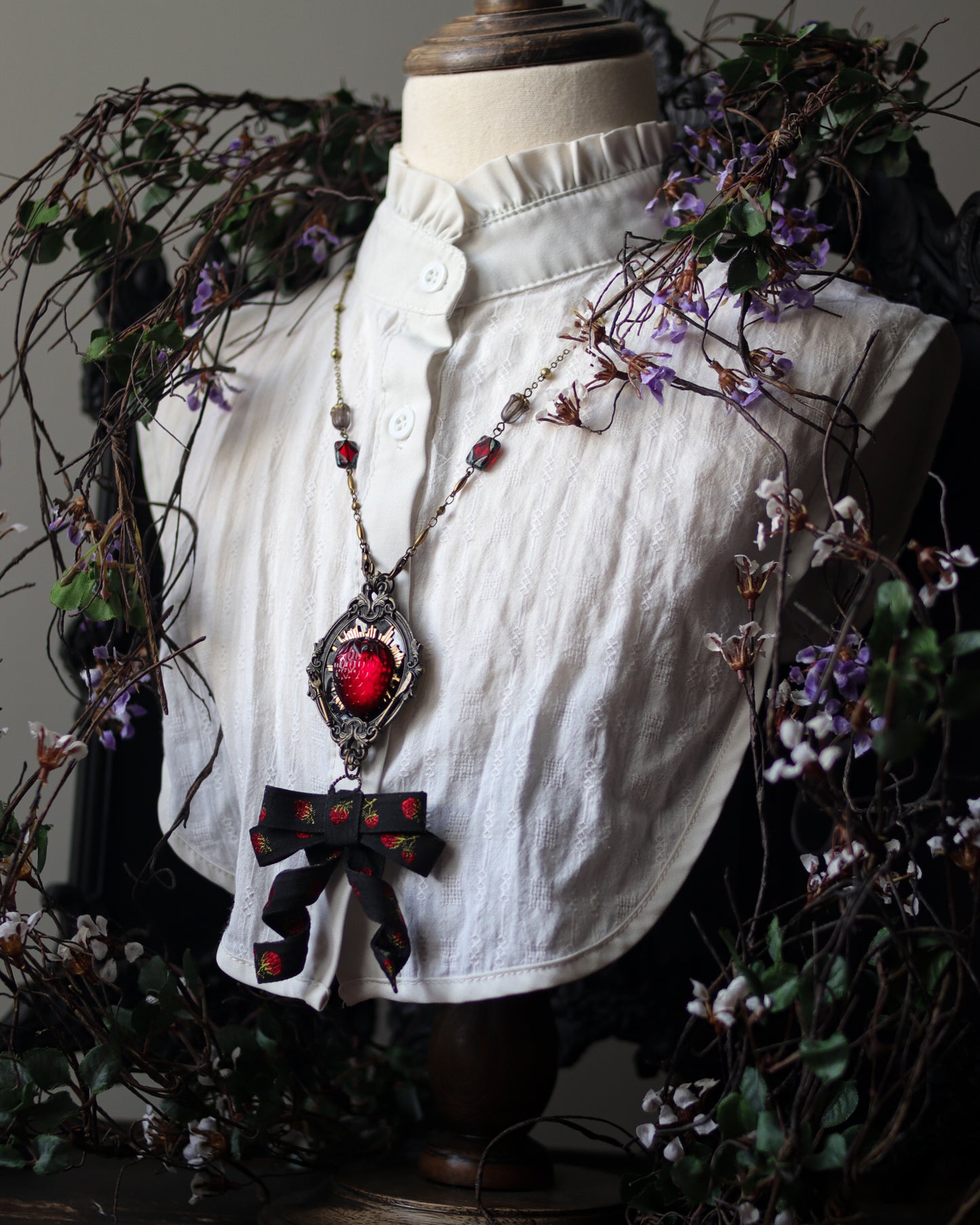 Vintage style necklace - Strawberry palpitations