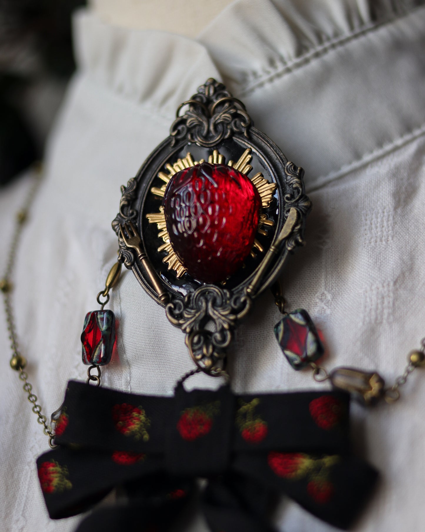 Vintage style necklace - Strawberry palpitations