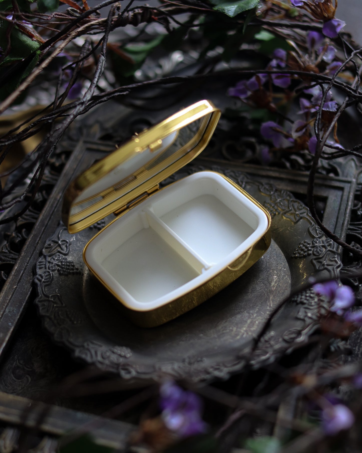 Vintage style mini jewelry pill box - Red Redemption