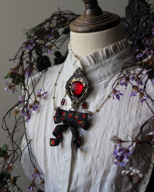 Vintage style necklace - Strawberry palpitations