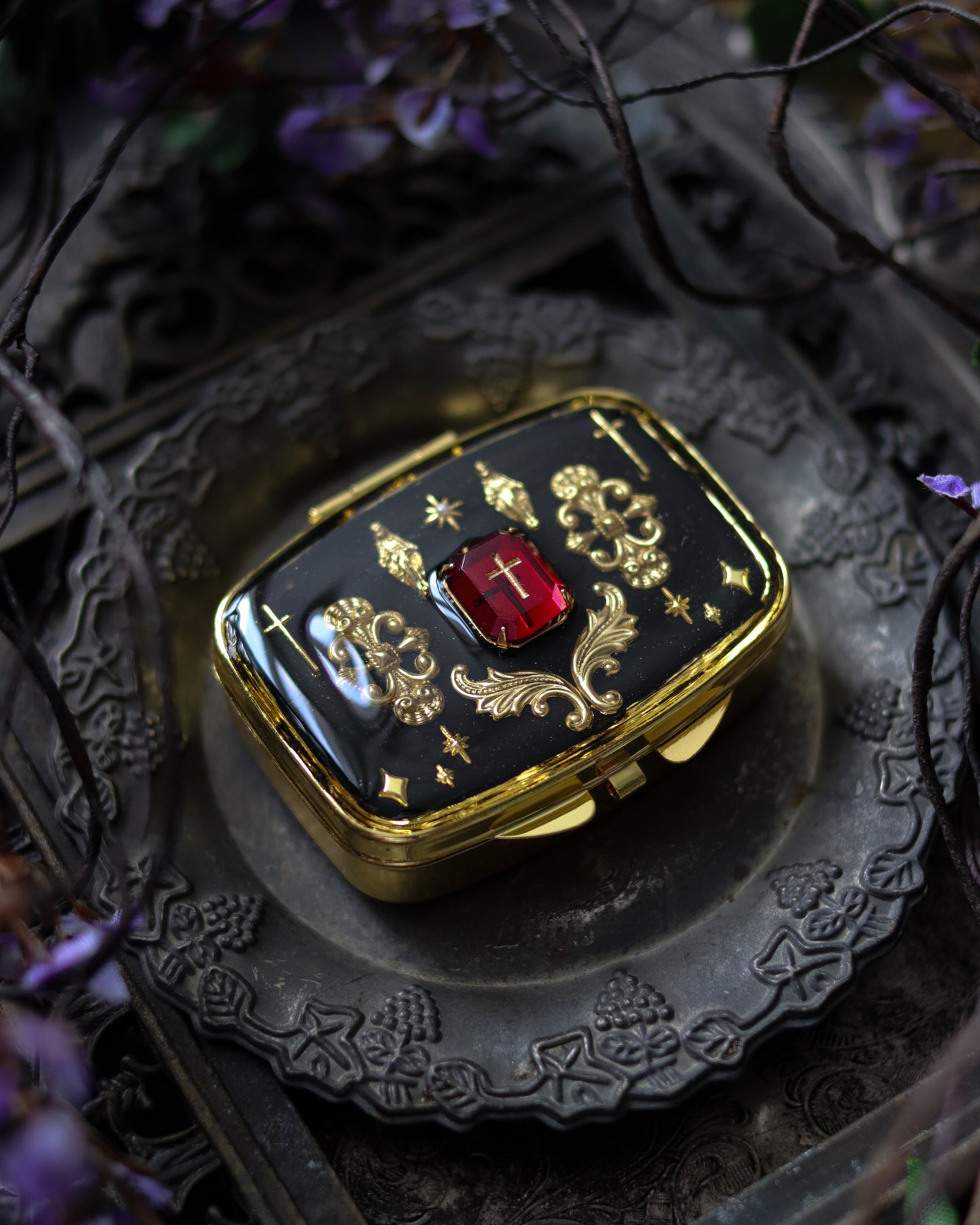 Vintage style mini jewelry pill box - Red Redemption