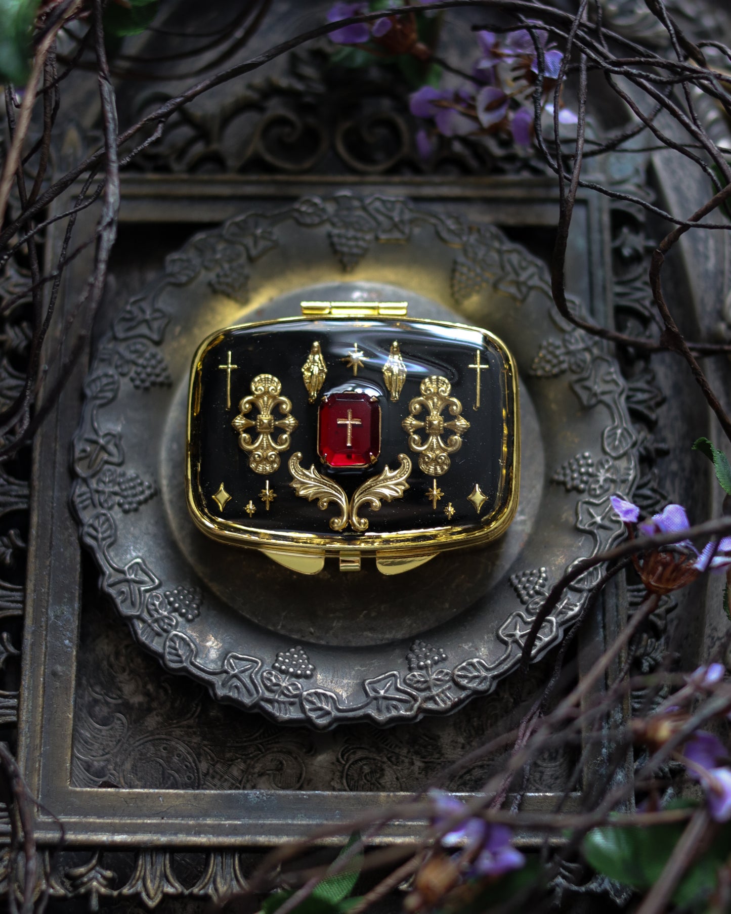 Vintage style mini jewelry pill box - Red Redemption