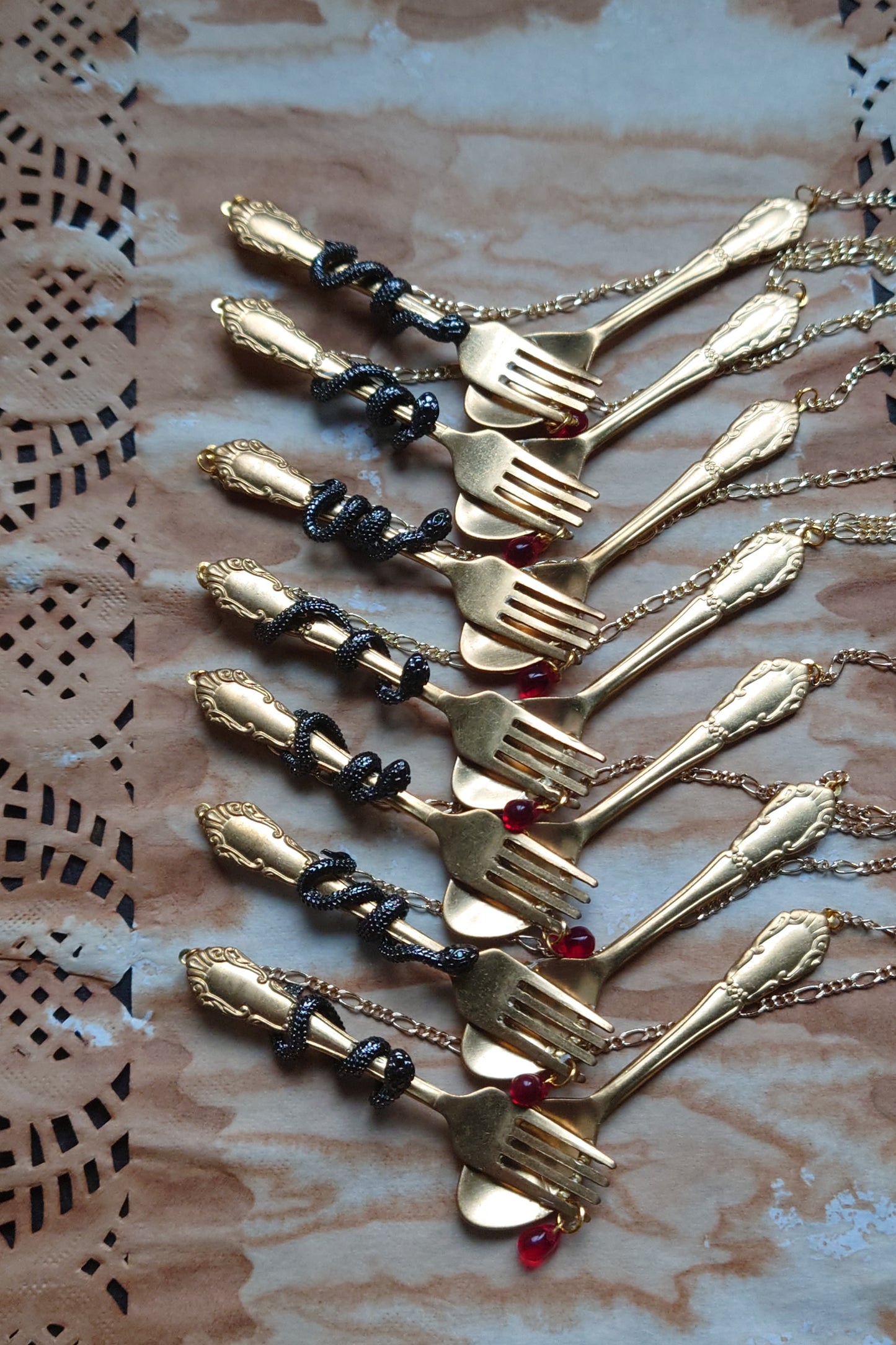 Vintage style necklace - Black snake in paradise：Eat