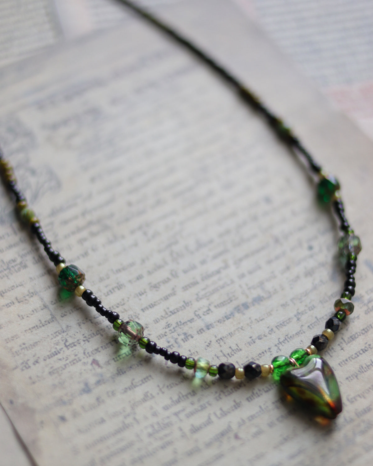 Czech glass bead necklace - Deep green and tranquil 捷克琉璃項鍊 - 深綠謐靜