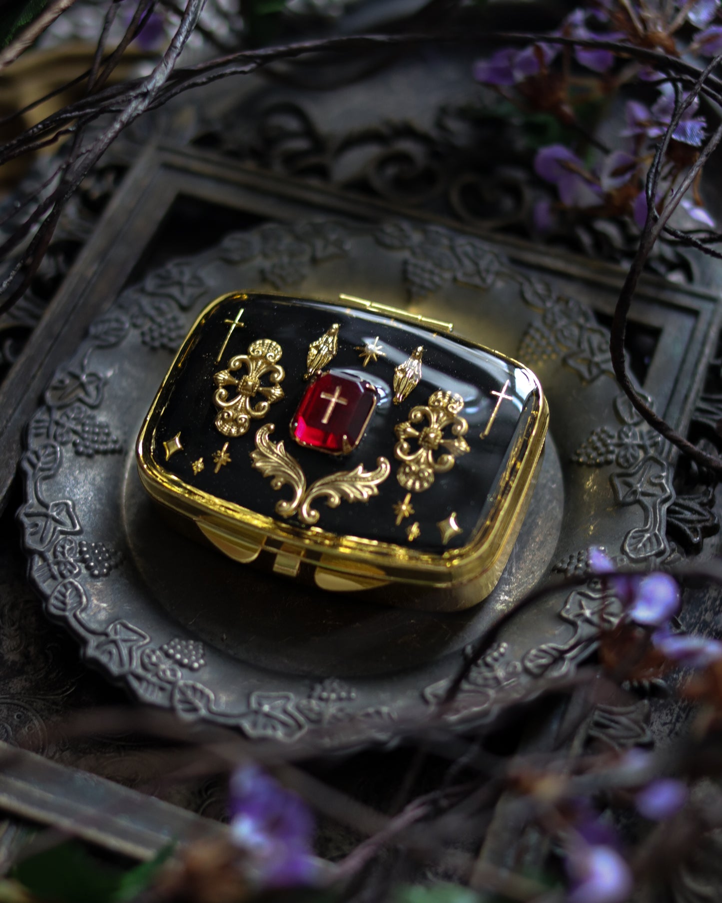 Vintage style mini jewelry pill box - Red Redemption