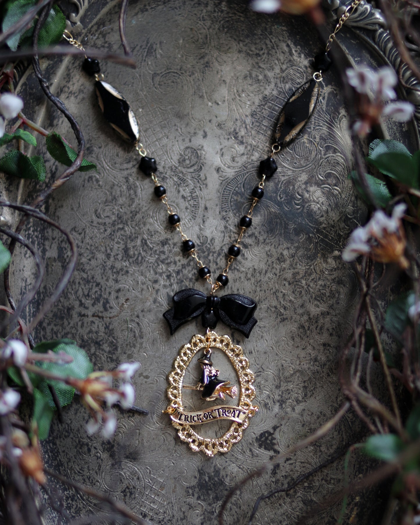 Vintage style necklace - Witch's Mischief